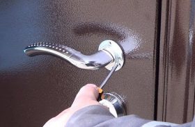 Замена дверной ручки металлической двери в Ломоносове