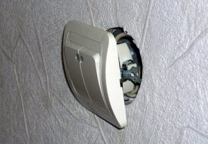 Замена выключателя света в квартире в Ломоносове