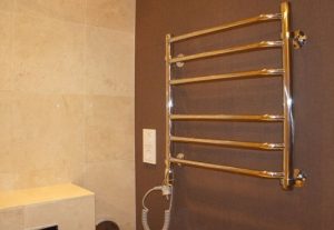 Установка электрического полотенцесушителя в ванной в Ломоносове